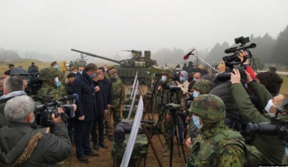 Armatoset Serbia, Rusia i dhuron tanke të cilat prezantohen pak kilometra larg Kosovës
