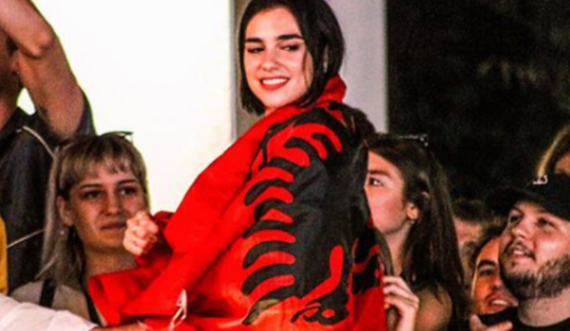 Dua Lipa uron 28 Nëntorin duke vallëzuar me flamurin kuqezi