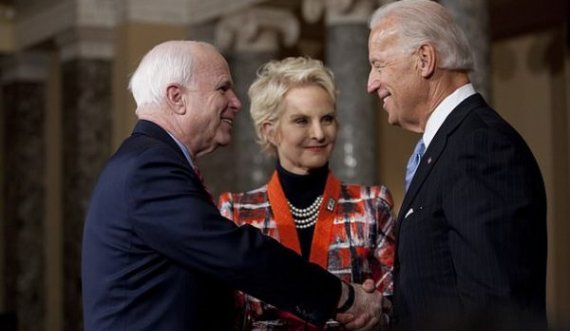 Joe Bideni ia ofron postin e ambasadores në Britani vejushës së mikut të ndjerë, John McCain