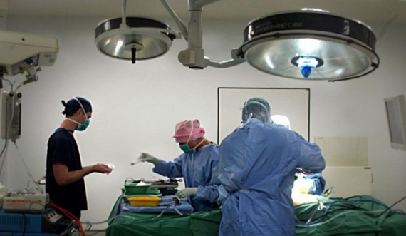 Kirurgu vdes duke punuar në sallën e operacionit, pas atakut kardiak