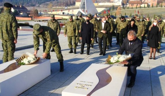 Quni e Rama bëjnë nderime në Kompleksin Memorial në Prekaz