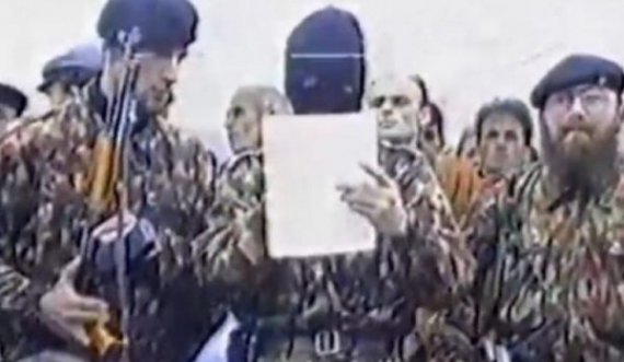 Momenti historik kur Rexhep Selimi, Daut Haradinaj e Mujë Krasniqi dolën publikisht me uniformat e UÇK-së (VIDEO)