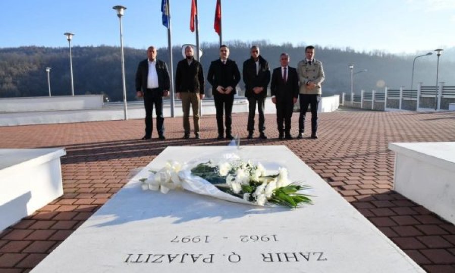 Zëvendëskryeministri uron 28 Nëntorin, viziton varrin e Heroit Zahir Pajaziti