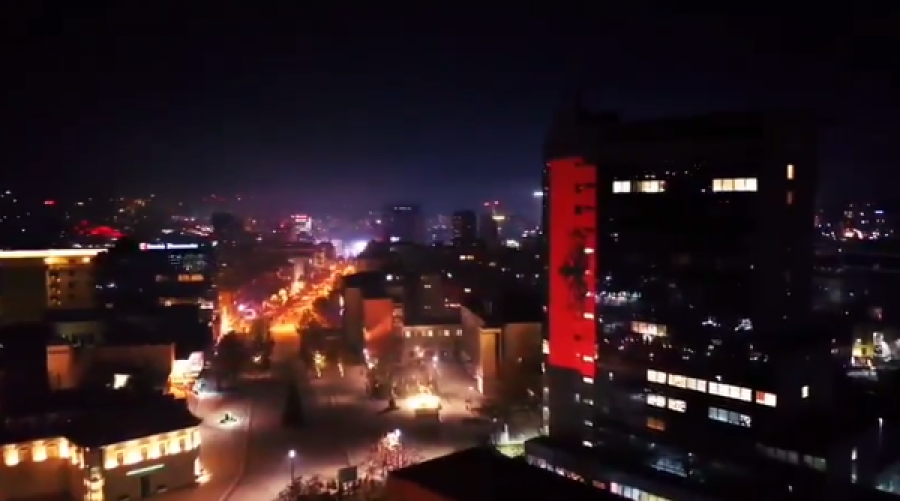 Hoti e uron 28 nëntorin përmes “mbulimit” të ndërtesës së Qeverisë me flamurin kuq e zi