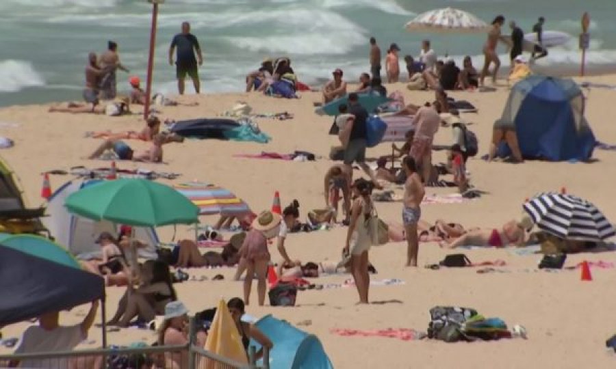 Australia harron pandeminë, qytetarët ua mësyjnë plazheve