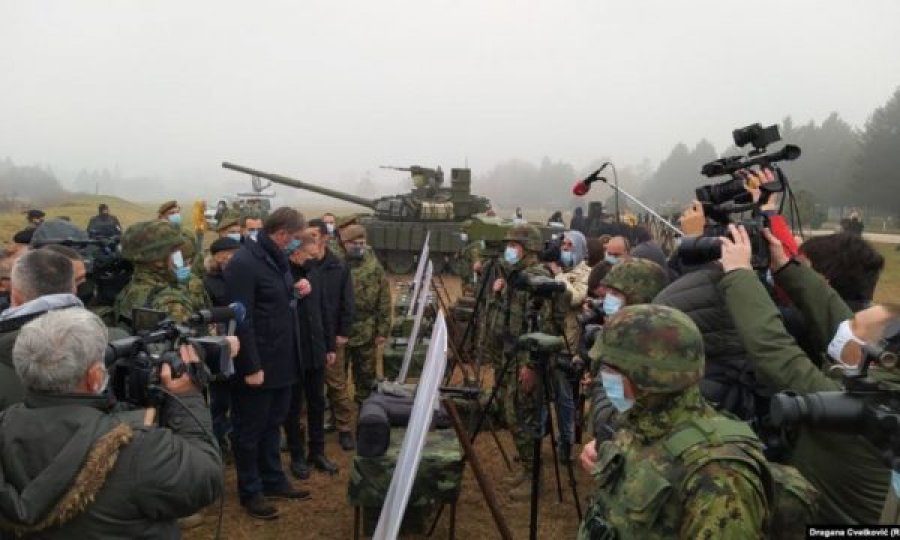 Armatoset Serbia, Rusia i dhuron tanke të cilat prezantohen pak kilometra larg Kosovës