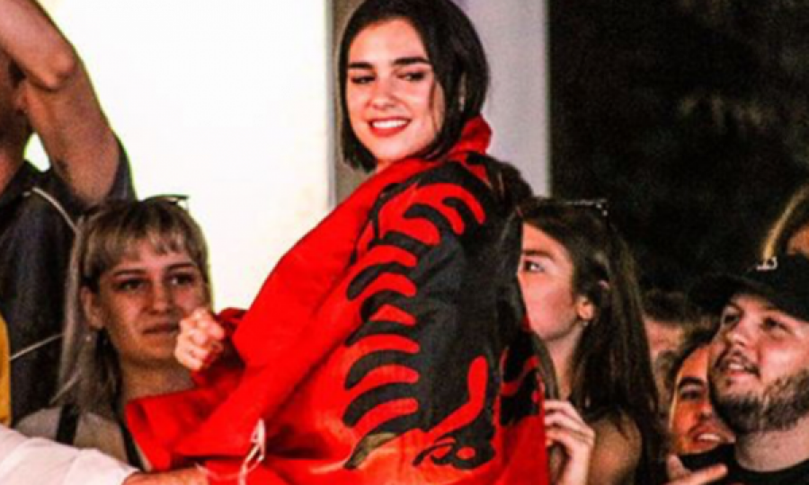 Dua Lipa uron 28 Nëntorin duke vallëzuar me flamurin kuqezi