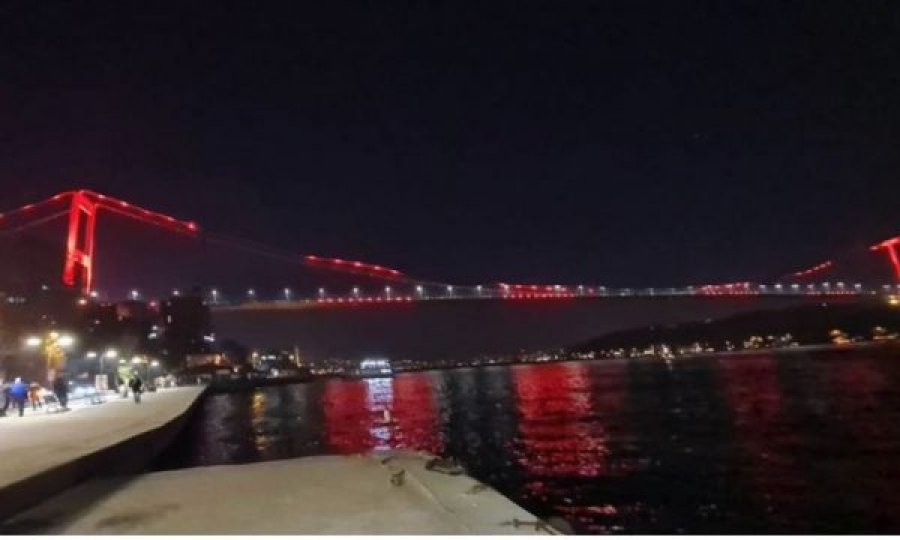 Ura e Bosforit në Stamboll “mbulohet” nga ngjyrat kuq e zi