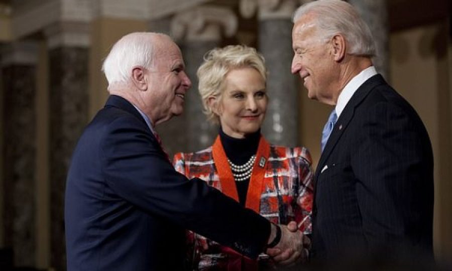 Joe Bideni ia ofron postin e ambasadores në Britani vejushës së mikut të ndjerë, John McCain