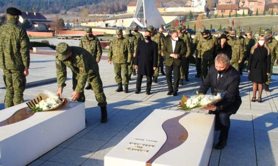 Quni e Rama bëjnë nderime në Kompleksin Memorial në Prekaz