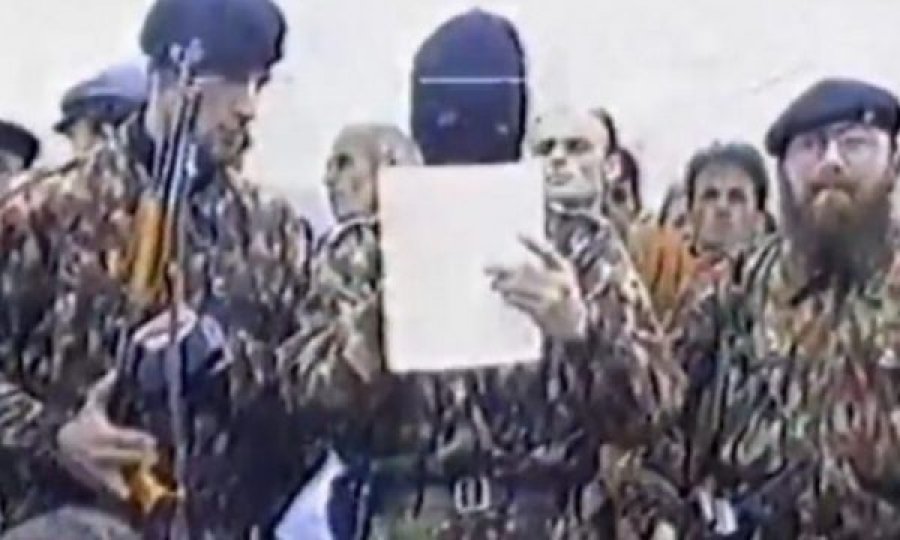 Momenti historik kur Rexhep Selimi, Daut Haradinaj e Mujë Krasniqi dolën publikisht me uniformat e UÇK-së (VIDEO)