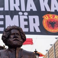 Imer Mushkolaj e quajti karikaturë shtatoren e Adem Jasharit, kështu i komenton Bekë Berisha