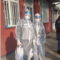 Kështu duken anëtarët e ekipeve lëvizëse që mundësojnë votimin e personave me COVID-19
