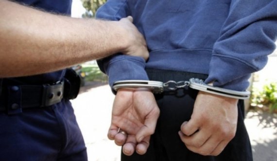  Policia i arreston dy të rinj në Podujevë, i sekuestron tri armë 