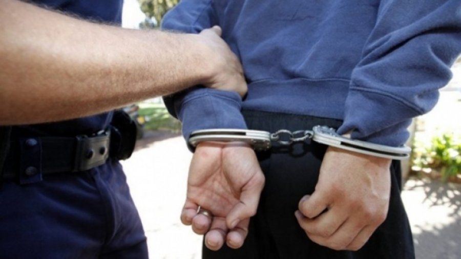  Policia i arreston dy të rinj në Podujevë, i sekuestron tri armë 