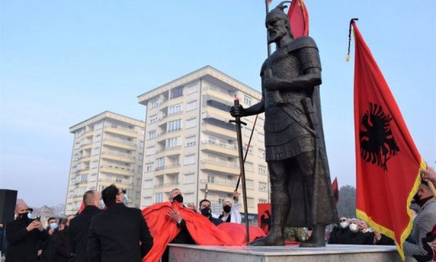 Peqini reagon për shtatoren e Skënderbeut në Prizren
