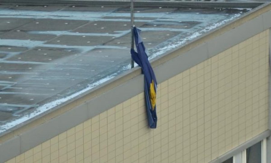 Kuvendi arsyetohet për flamurin e dëmtuar të Kosovës