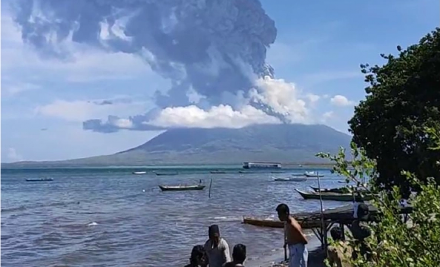 Shpërthimi masiv i vullkanit detyron me mijëra të braktisin shtëpitë