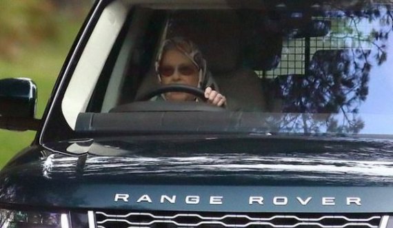Vozitëse e zonja 94-vjeçare, mbretëresha Elizabeth II fotografohet në timon të Range Rover’it