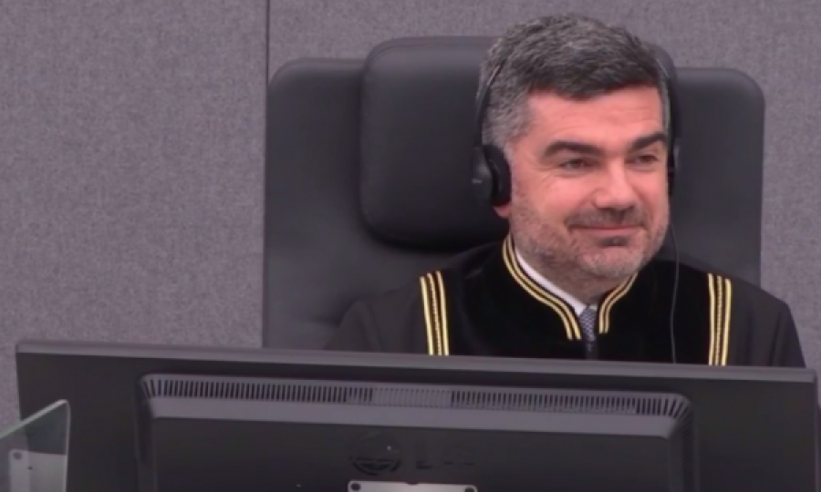Moment qesharak në Speciale kur Gucatit i ngatërrohet mbiemri: Si e keni tamam?