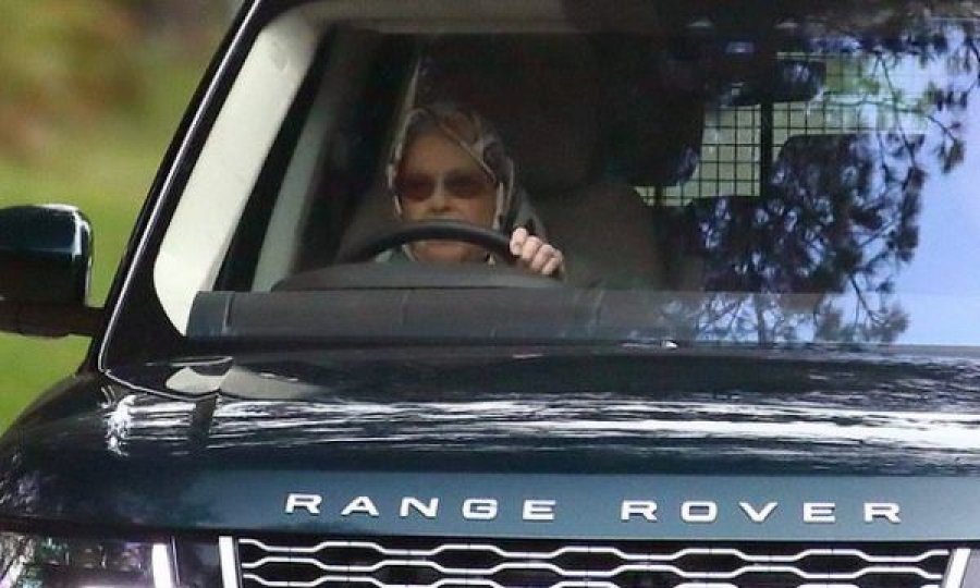 Vozitëse e zonja 94-vjeçare, mbretëresha Elizabeth II fotografohet në timon të Range Rover’it