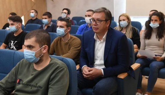 Vuçiq përsëri student, i rikthehet shkollës e ligjeratave