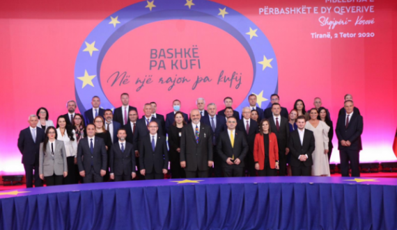 Shokët e Labit: Rama, Hoti dhe ministrat fotografohen pa maska, vetëm Zemaj u përmbahet rregullave