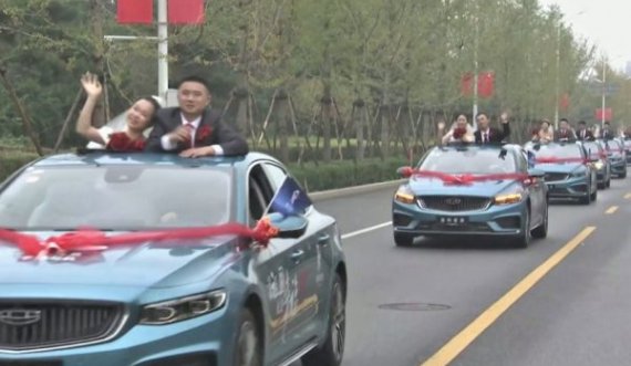 Kina lë pas pandeminë, organizon festivale ushqimi dhe dasma masive