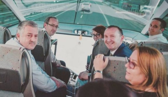 Bëhen tubë në autobus – Hoti me ministrat, pa maska e pa distancë