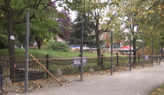 Hiqen gypat e Termokos’it brenda oborrit të UP’së, nisin punimit për parkingun nëntokësor