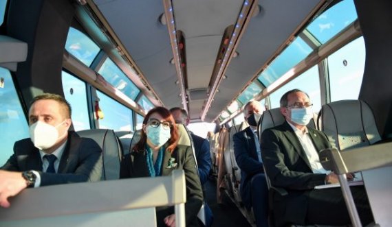 Kryeministri Hoti bashkë me ministrat nisen me autobus drejt Shqipërisë