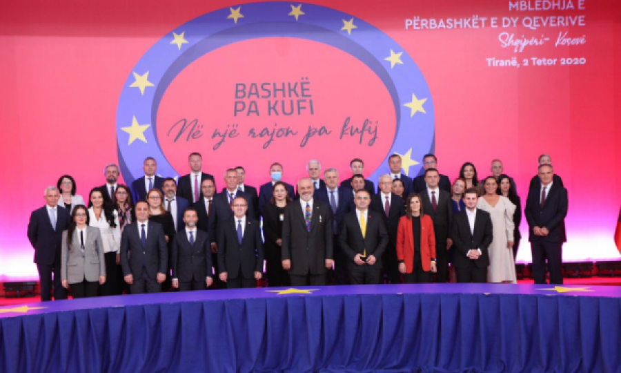 Shokët e Labit: Rama, Hoti dhe ministrat fotografohen pa maska, vetëm Zemaj u përmbahet rregullave