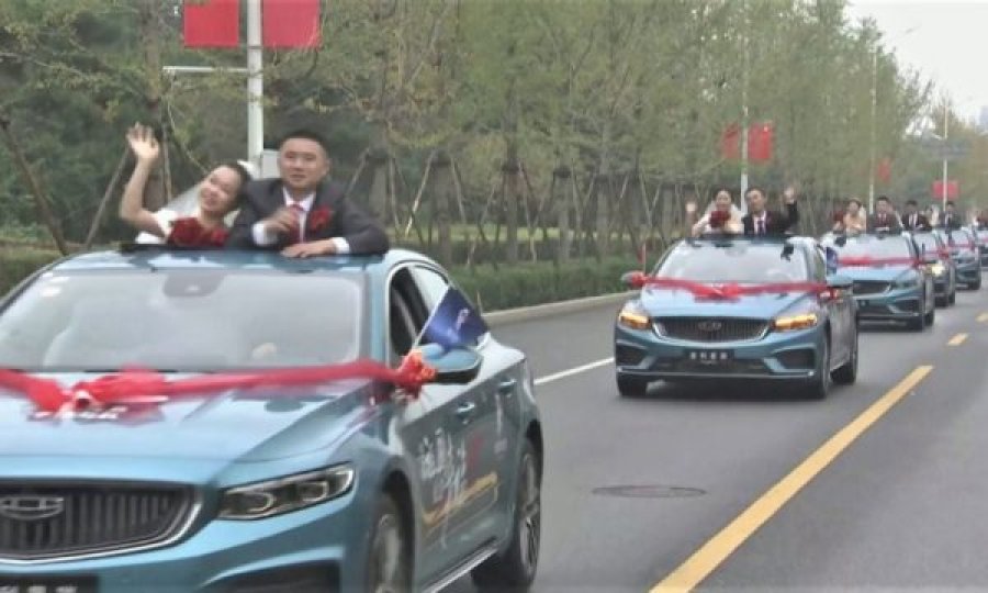 Kina lë pas pandeminë, organizon festivale ushqimi dhe dasma masive