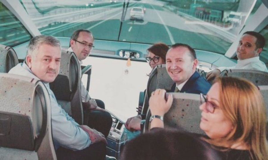 Bëhen tubë në autobus – Hoti me ministrat, pa maska e pa distancë