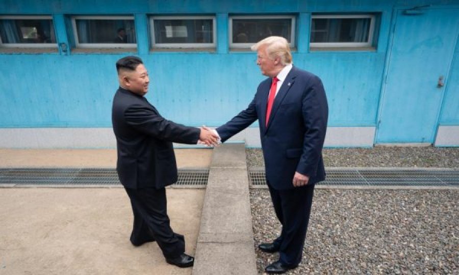 Kur sëmundjen s’ia do as armikut: Kim Jong Un i uron shërim të shpejtë Trumpit 