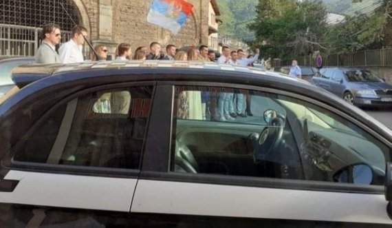 Serbët në Prizren thërrasin “Kosova është Serbi” në ceremoni fetare