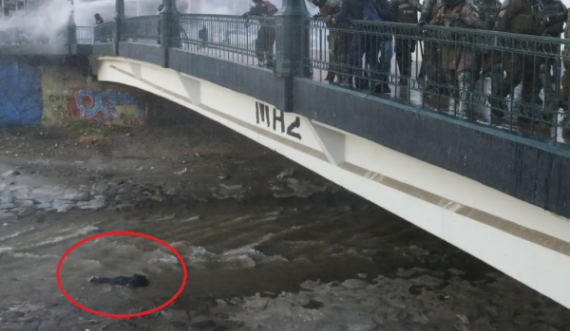 E tmerrshme: Policia e hedhë nga ura djalin 16 vjeç