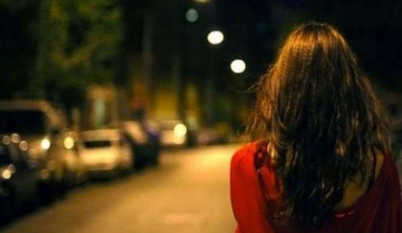 Pranoi të bashkëjetojë me të dashurin, ai e dhunon seksualisht