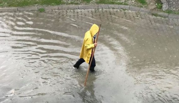 Bllokohen rrugët në Pejë: Reshje të mëdha shiu