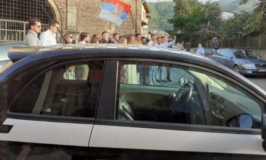 Serbët në Prizren thërrasin “Kosova është Serbi” në ceremoni fetare