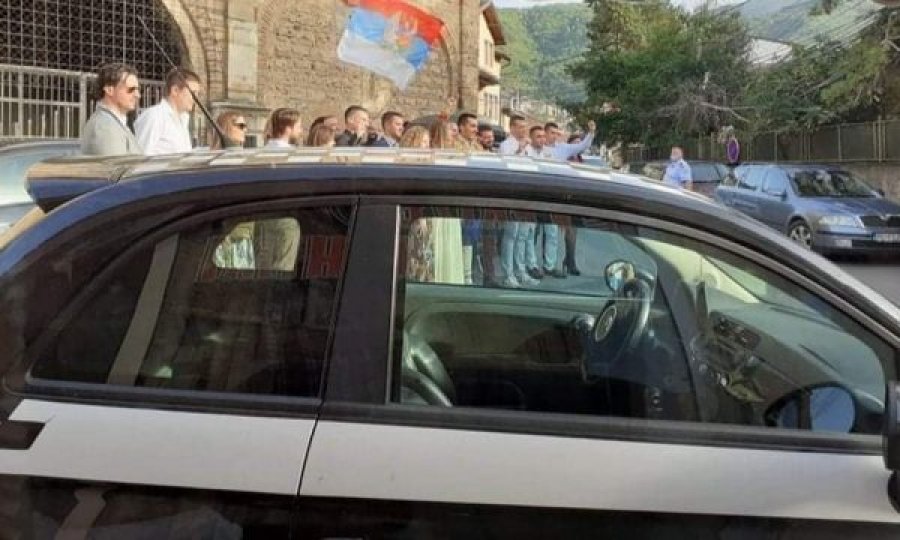 Serbët në Prizren thërrasin “Kosova është Serbi” në ceremoni fetare