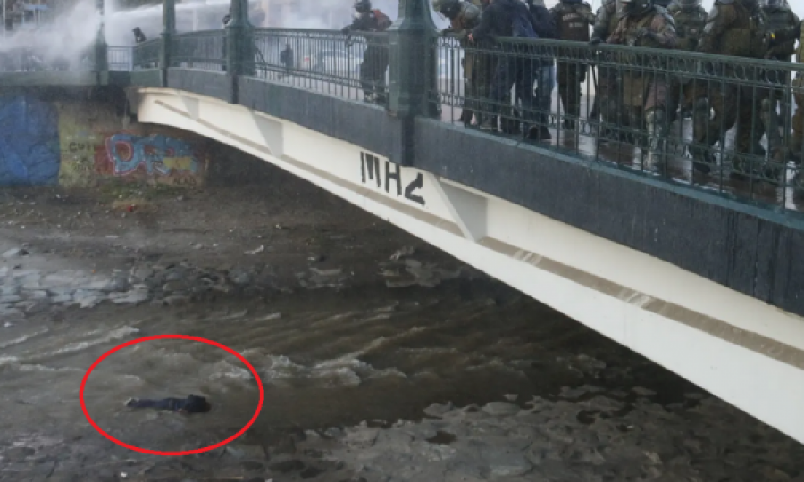E tmerrshme: Policia e hedhë nga ura djalin 16 vjeç