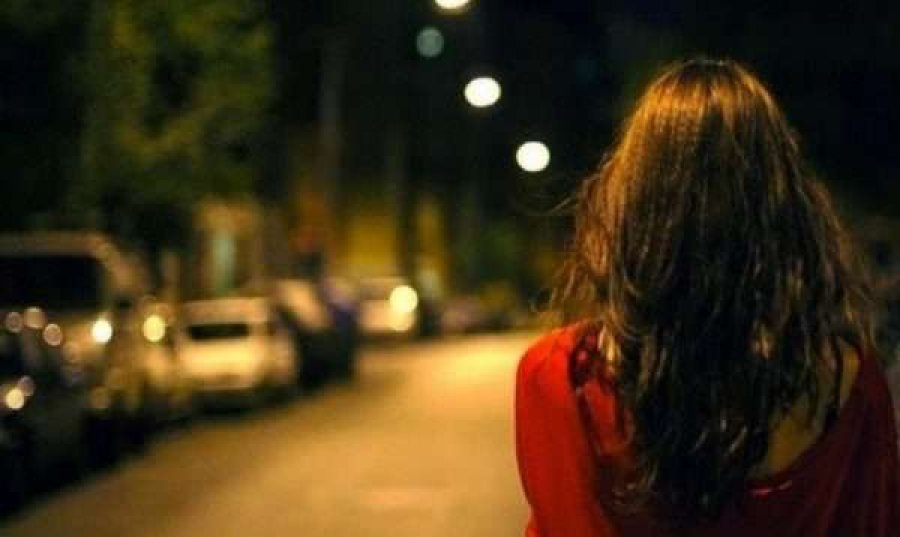 Pranoi të bashkëjetojë me të dashurin, ai e dhunon seksualisht