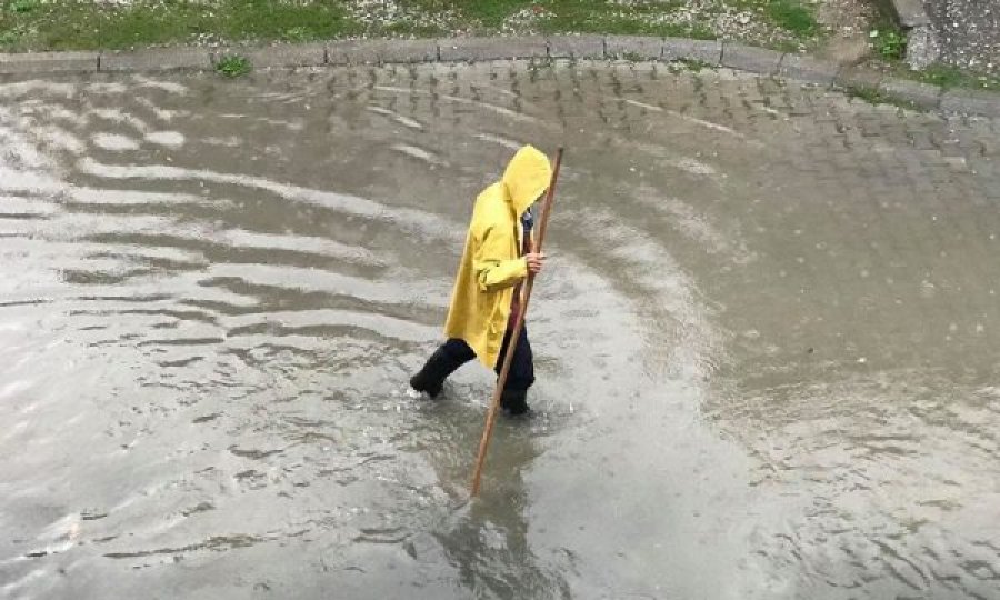 Bllokohen rrugët në Pejë: Reshje të mëdha shiu