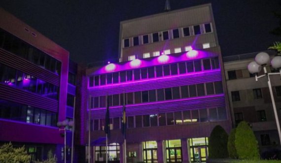 Ndriçohet Kuvendi i Kosovës si shenjë solidarizimi për gratë e vajzat që po përballen me kancerin e gjirit