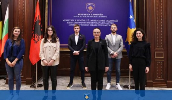 Haradinaj thotë se e ka mbajtur premtimin, pesë studentë nga Presheva fillojnë praktikën në MPJD