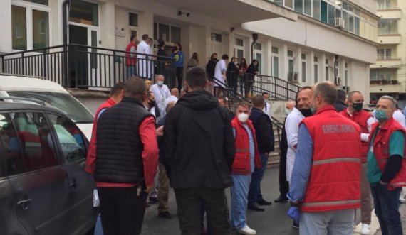 Mjekët e infermierët në Mitrovicë në protestë, kërkojnë shtesat prej 300 eurosh