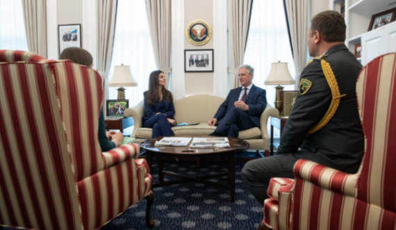 Ambasadorja e Kosovës në SHBA dorëzon medaljen e “Udhërit të Lirisë” në Shtëpinë e Bardhë