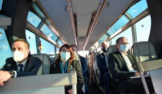 Shoferi i autobusit tregon çfarë ushqimi iu servua qeveritarëve gjatë udhëtimit për në Shqipëri
