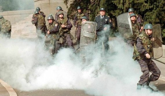 Spiunët e Millosheviqit nuk i dorëzojnë dosjet e krimit, po i shfrytëzojnë për fuqi